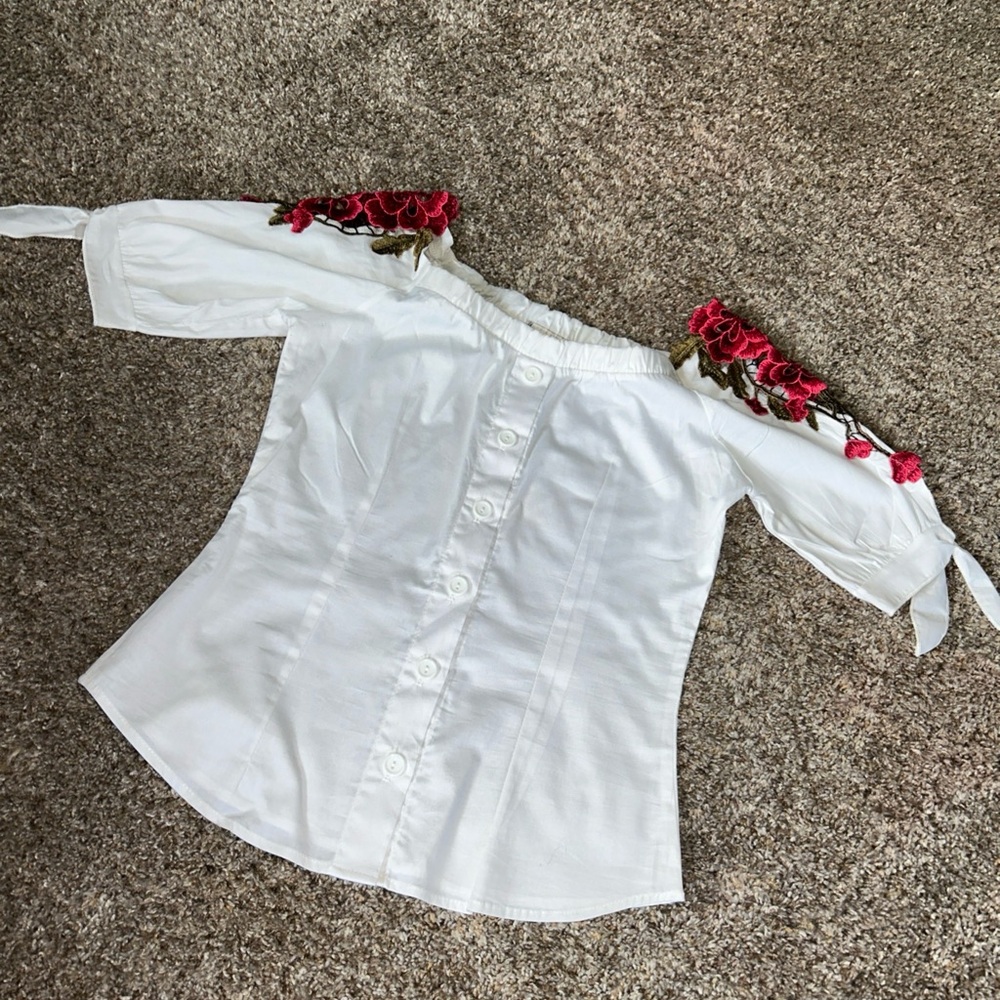 Klaxons White Off-Shoulder Top with Red Floral Embroidery Sz Small